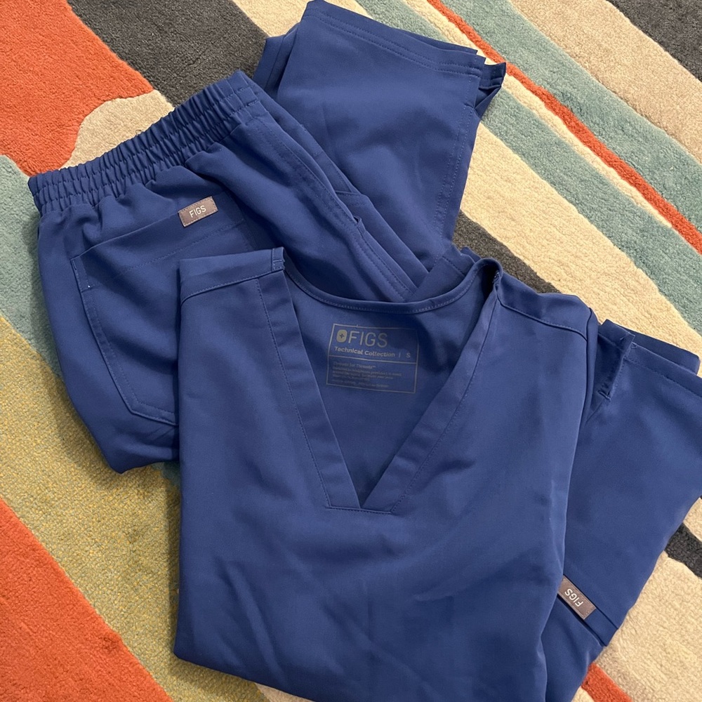 Straight high waisted Figs pants!